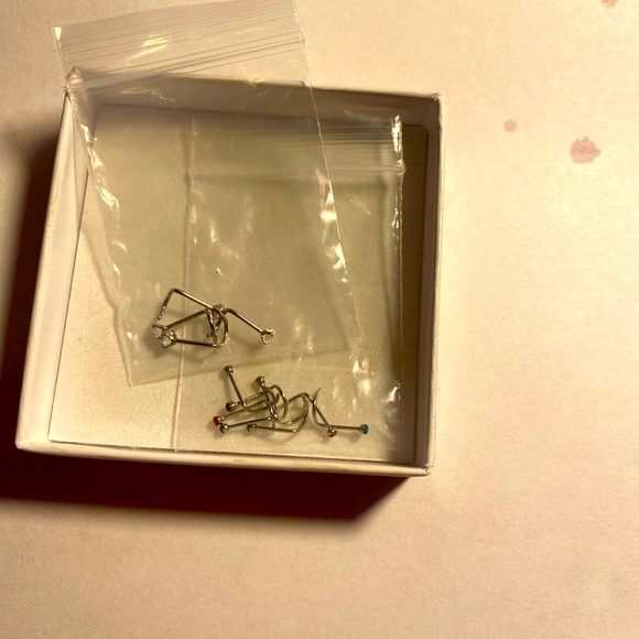 4 unique nose rings, 12 studs - Picture 8 of 12